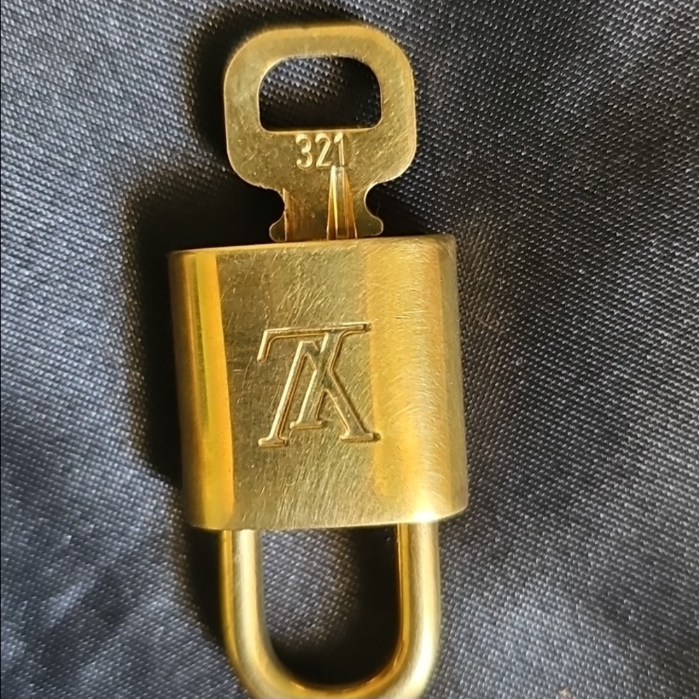 #321 LV Lock and Key 🔐 - Picture 3 of 10